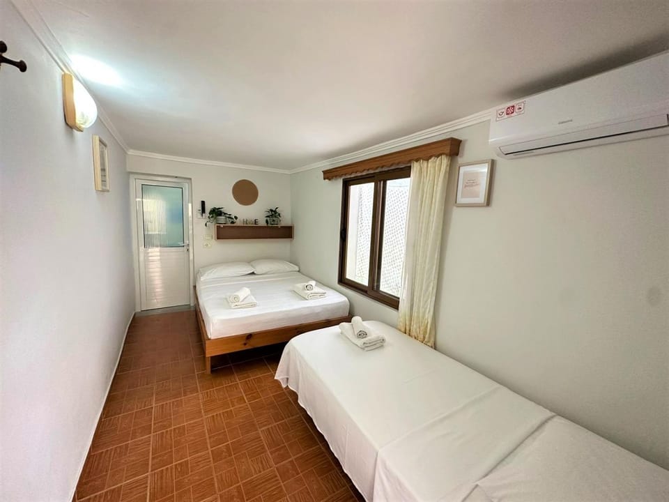 Bed, Photo of the whole room, Bedroom, air conditioner