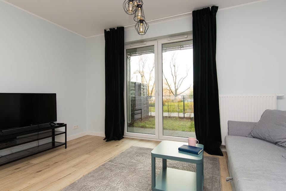 Bed, TV and multimedia, Living room, Seating area