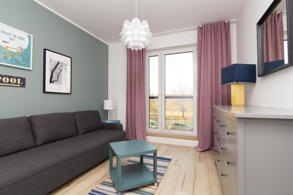 Bed, Seating area, Bedroom