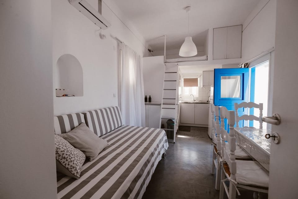 Kitchen or kitchenette, Seating area, Dining area