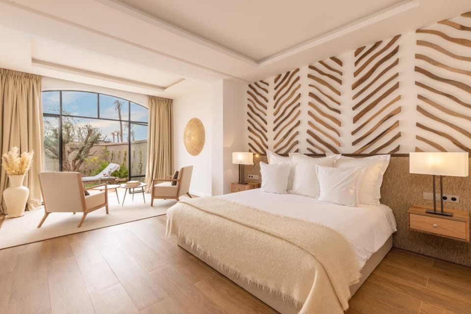 Bed, Photo of the whole room, Seating area, Bedroom