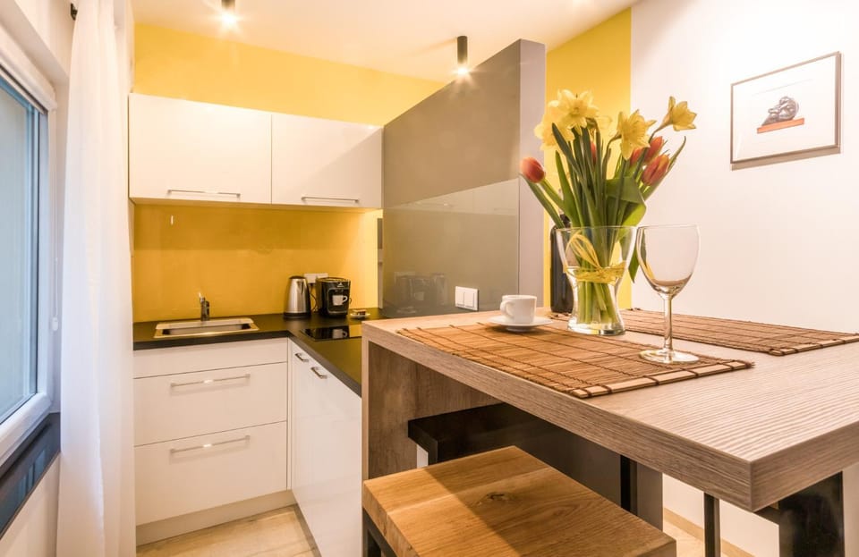 Coffee/tea facilities, Kitchen or kitchenette, Dining area