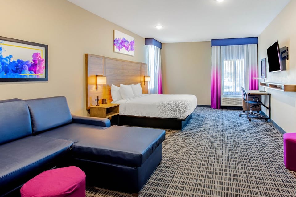 Communal lounge/ TV room, Bed, TV and multimedia, Bedroom