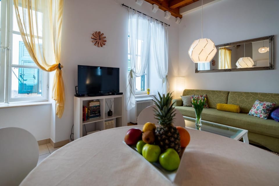 TV and multimedia, Living room, Dining area