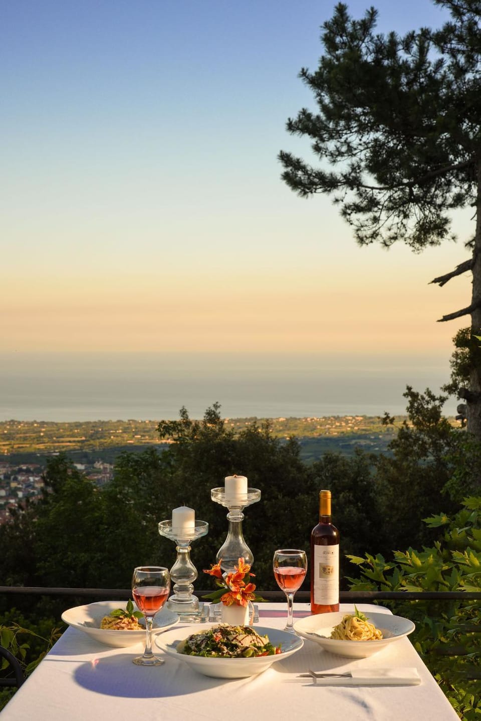 Day, Natural landscape, Food and drinks, Dining area, Food, Sea view, Lunch, Dinner, Drinks, Alcoholic drinks