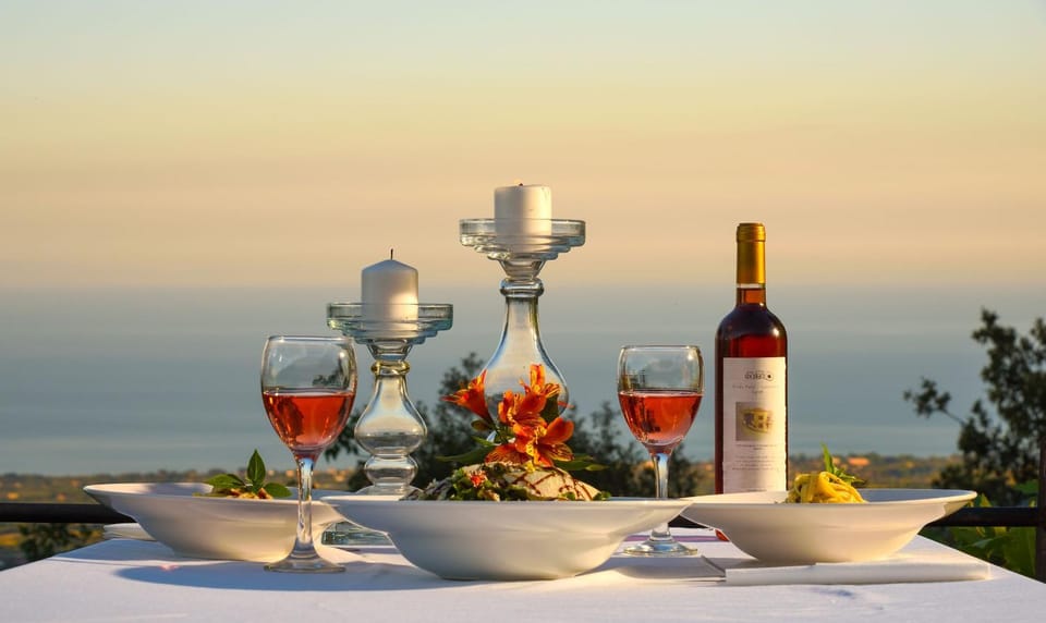 Natural landscape, Food and drinks, Dining area, Sea view, Drinks, Alcoholic drinks