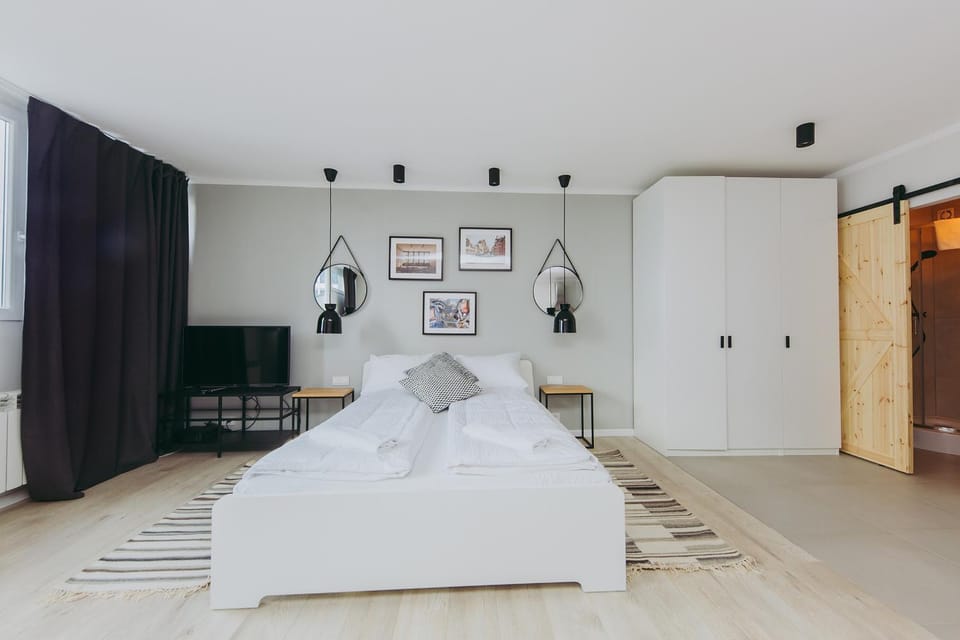 Bed, TV and multimedia, Living room, Seating area, Bedroom