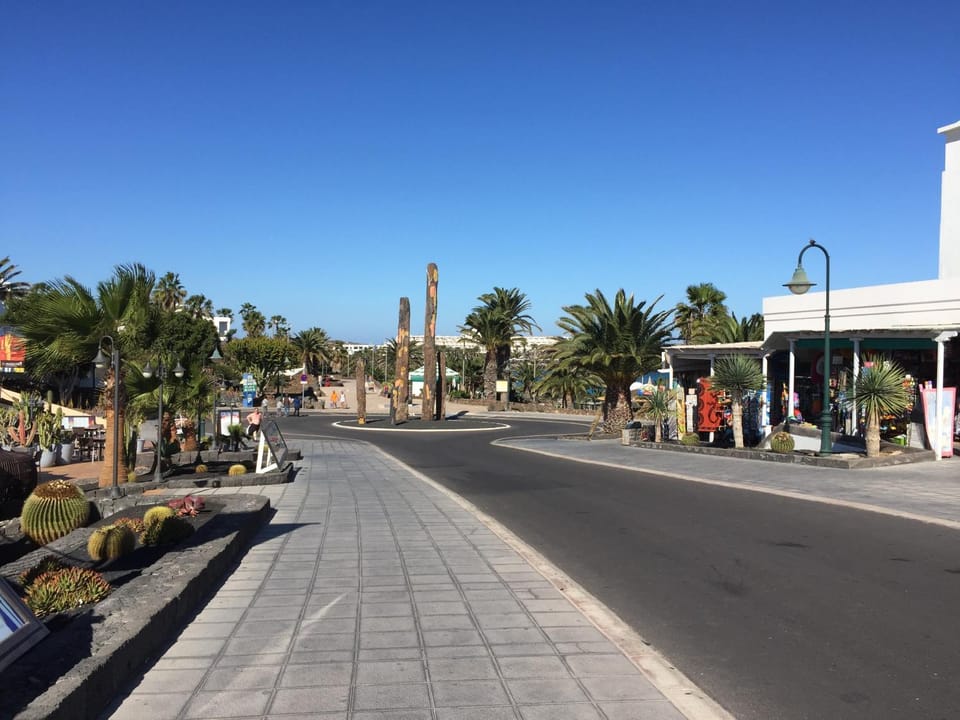 Restaurant/places to eat, Neighbourhood, Shopping Area