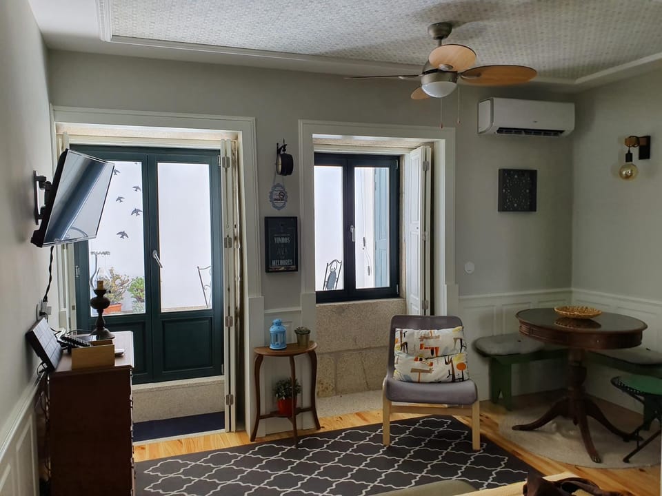 Living room, Dining area, fireplace, air conditioner