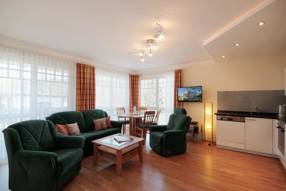 TV and multimedia, Kitchen or kitchenette, Living room, Seating area, Dining area