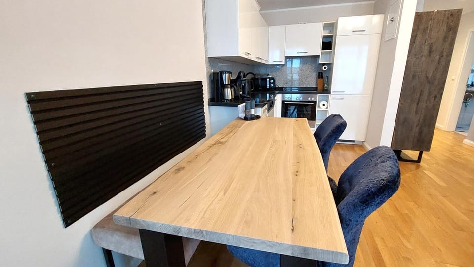 Kitchen or kitchenette, Dining area, oven, stove