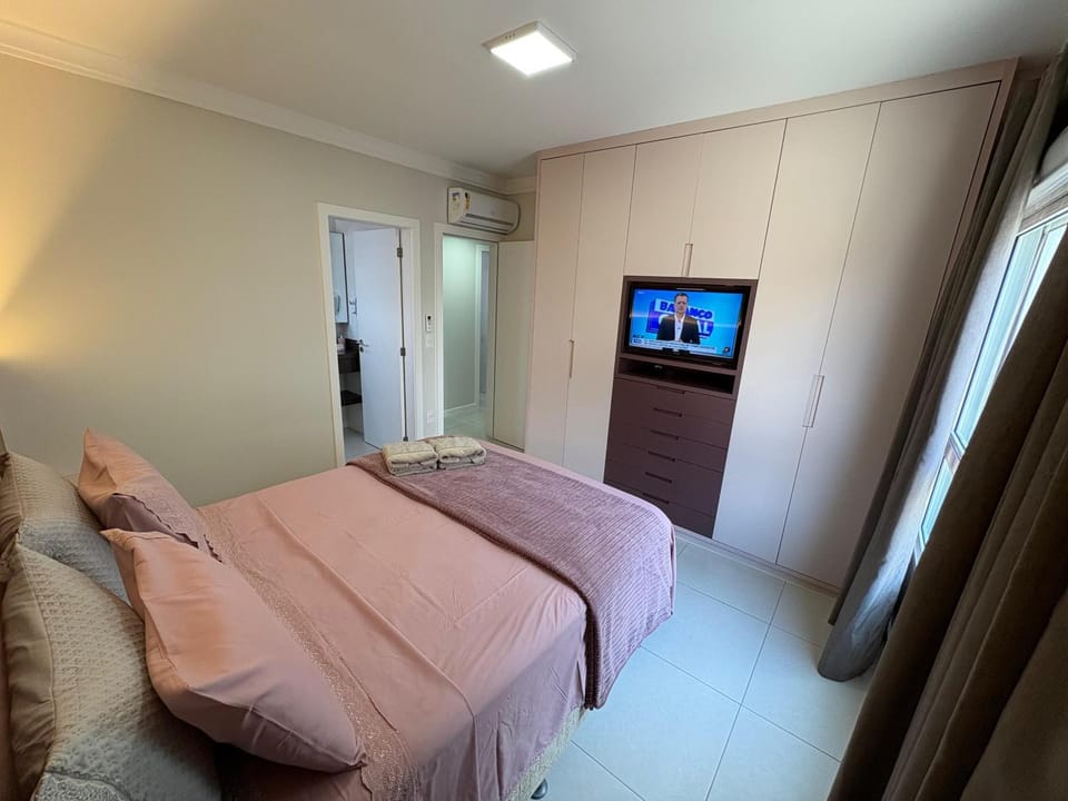 Bed, TV and multimedia, Photo of the whole room, Bedroom, heating, locker, wardrobe, air conditioner