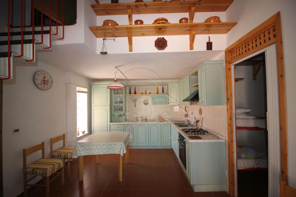 Spring, Day, TV and multimedia, Kitchen or kitchenette, Dining area, On site