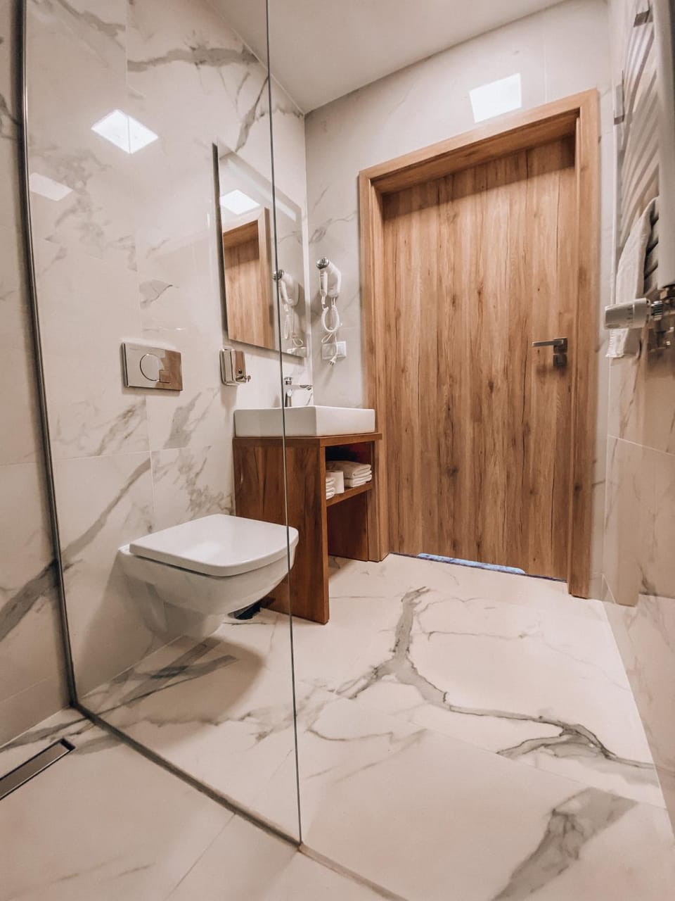 Shower, Toilet, Bathroom, towels