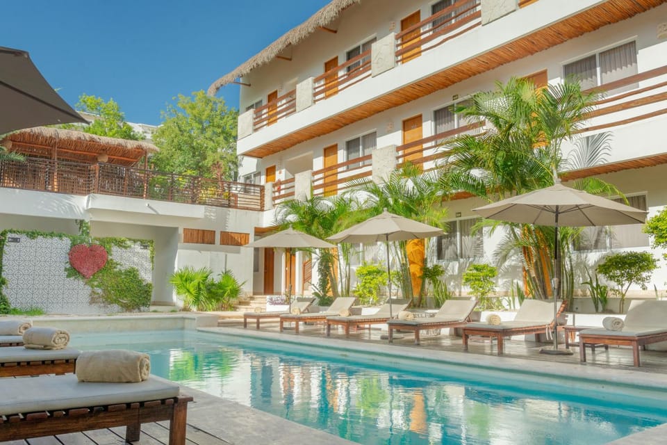 Property building, Swimming pool, sunbed
