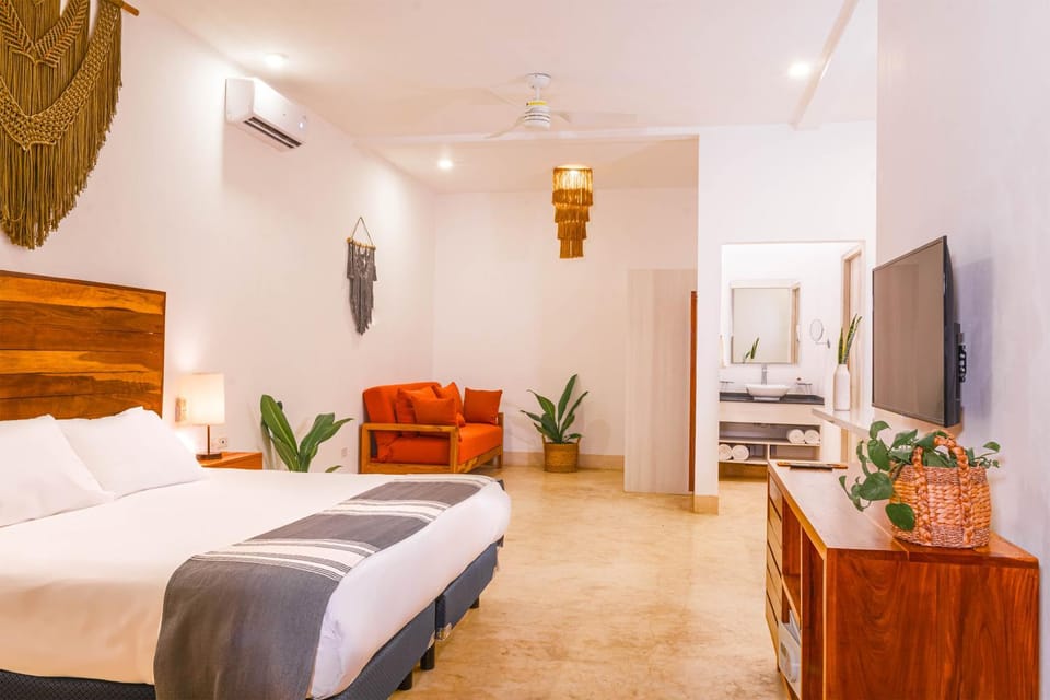 Bed, TV and multimedia, Photo of the whole room, Bedroom