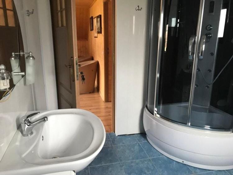 Shower, Toilet