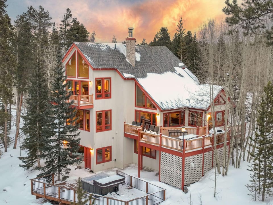 Happy Trails Lodge Home: Large, Stylish, Hot Tub House in Breckenridge