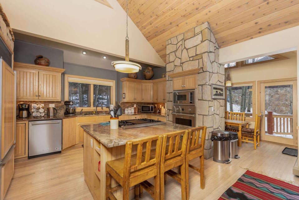 Happy Trails Lodge Home: Large, Stylish, Hot Tub House in Breckenridge