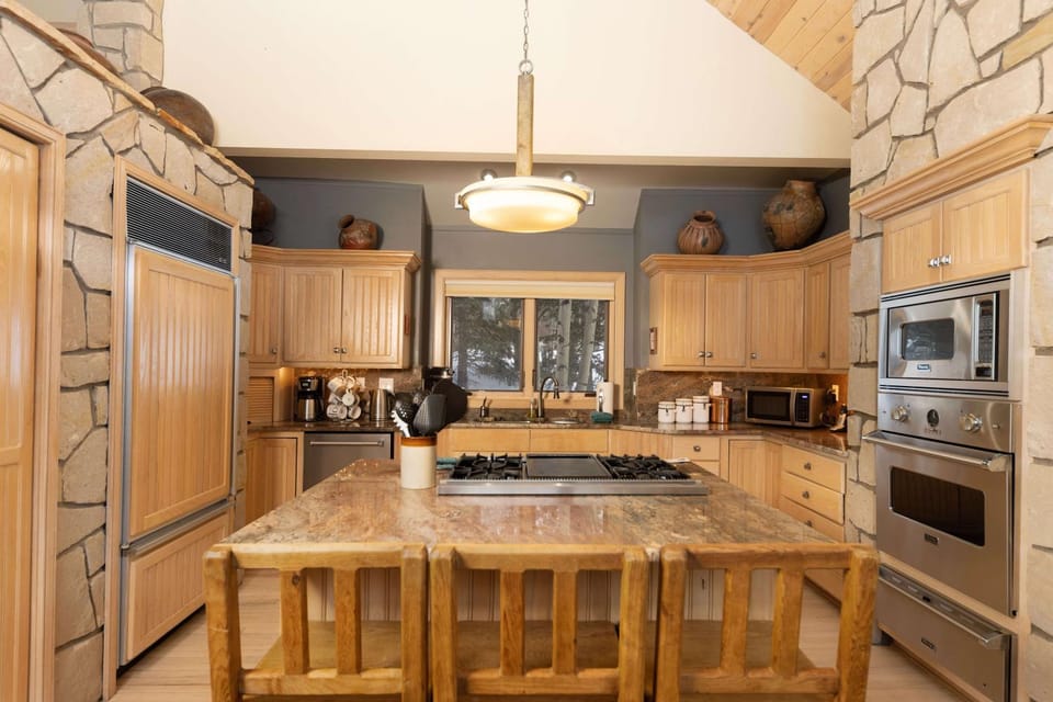 Happy Trails Lodge Home: Large, Stylish, Hot Tub House in Breckenridge