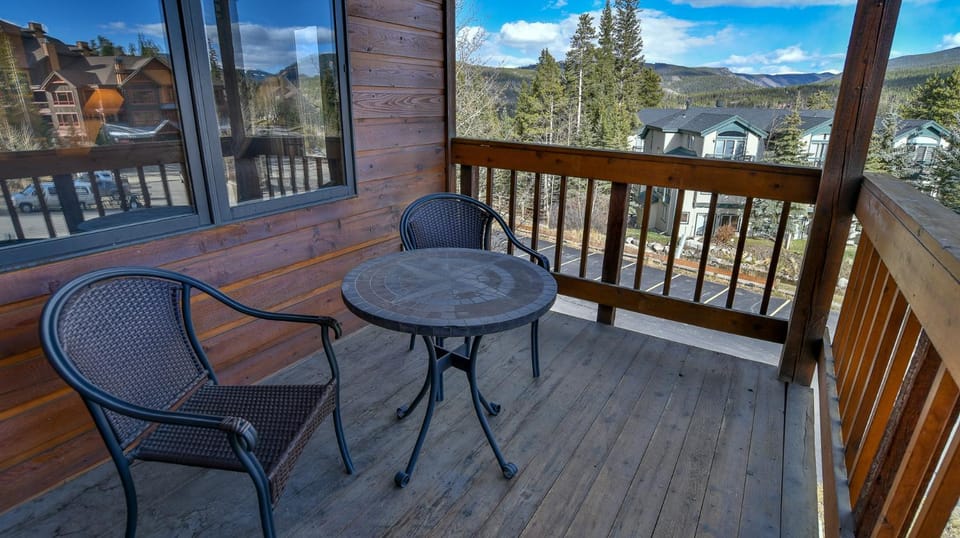 Tyra Streamside Wolf’s Lair Condo: Ski-In/Ski-Out Apartment in Breckenridge