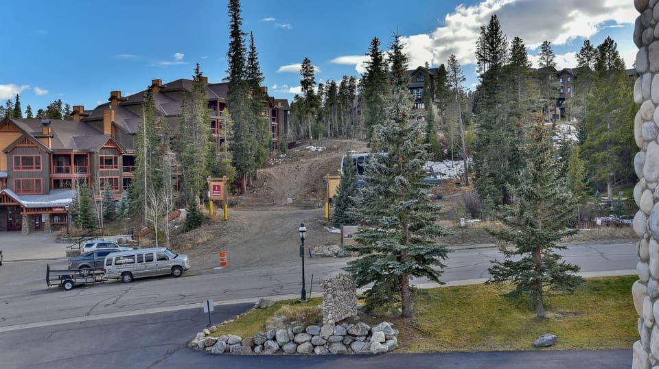Tyra Streamside Wolf’s Lair Condo: Ski-In/Ski-Out Apartment in Breckenridge