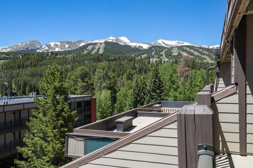 Ski Racquet Club Condo: Fantastic Views, Beautifully Remodeled Apartment in Breckenridge