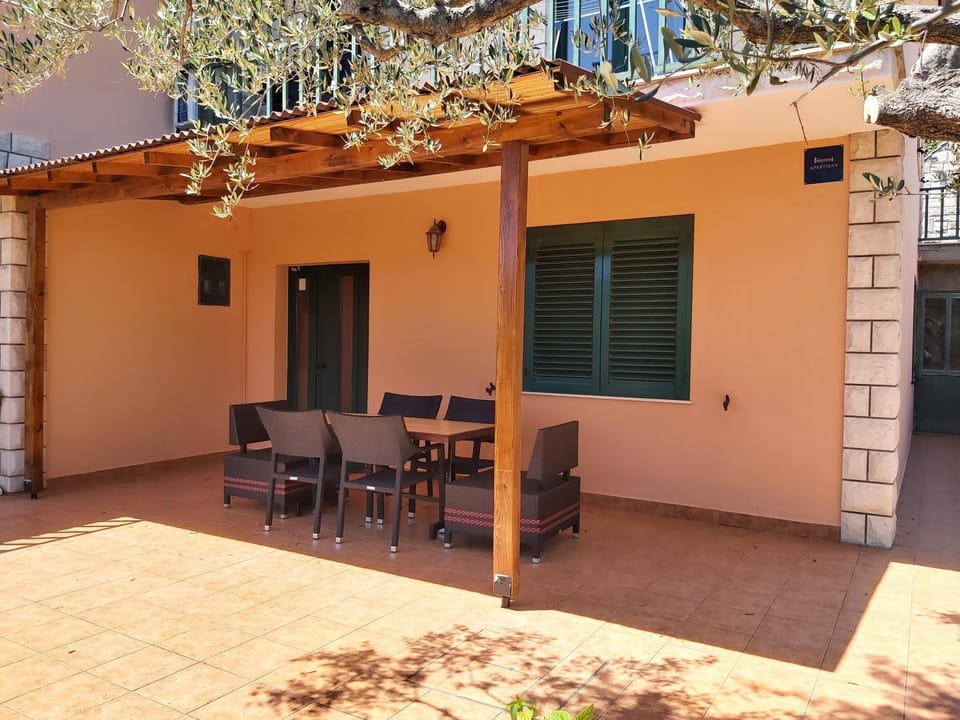 Property building, Patio, Facade/entrance, Balcony/Terrace