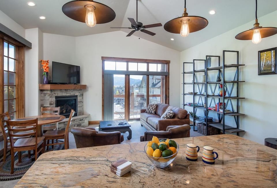 Frisco Sports Chalet Tenmile Condo: Stylish, On Shuttle Route Apartment in Frisco