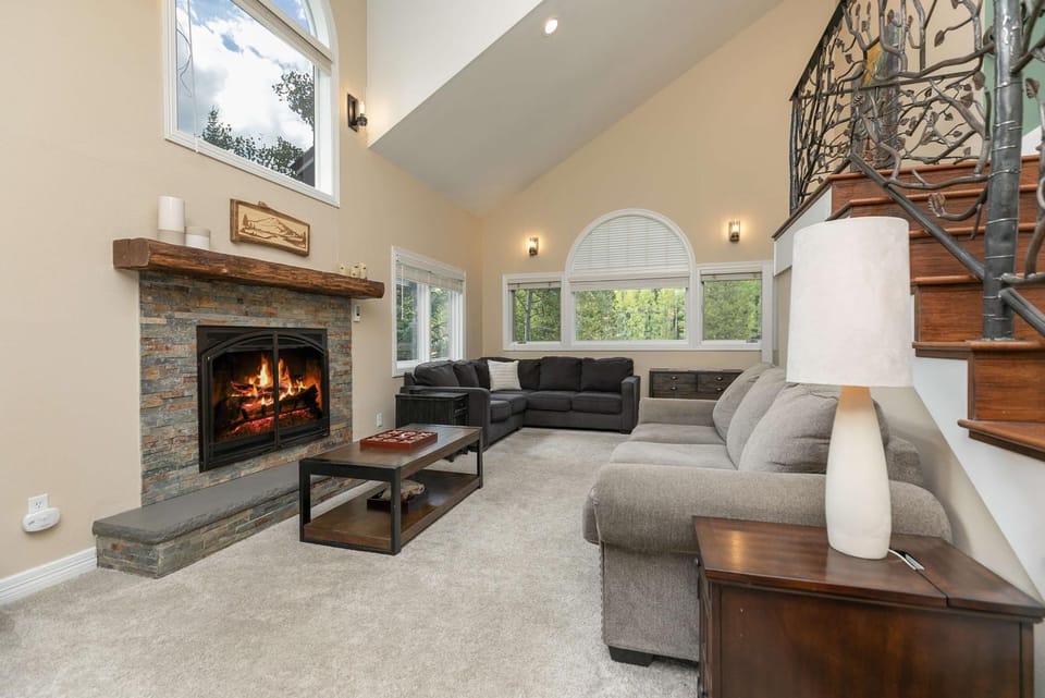 Brooks Hill Lodge Home: Spacious, Hot Tub House in Breckenridge