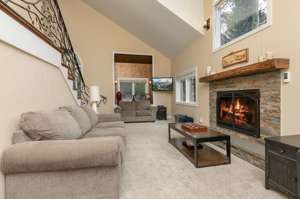 Brooks Hill Lodge Home: Spacious, Hot Tub House in Breckenridge