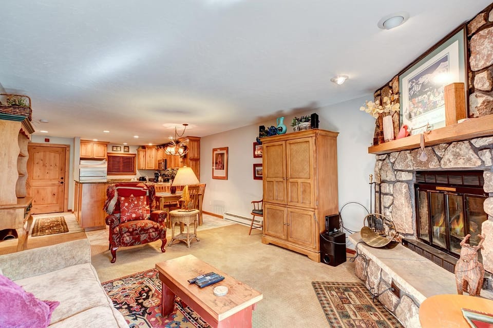 Atrium Bluebird Condo: Great Downtown Breck Location Apartment in Breckenridge