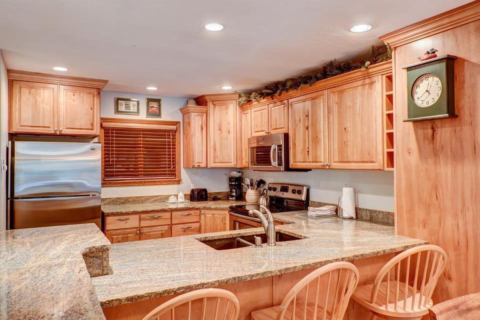 Atrium Bluebird Condo: Great Downtown Breck Location Apartment in Breckenridge
