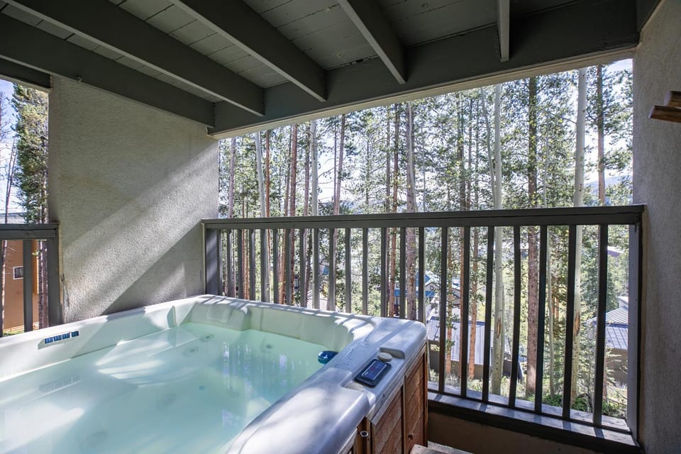 Chimney Ridge Sunflower Townhome: Walk to Lift, Private Hot Tub Apartment in Breckenridge