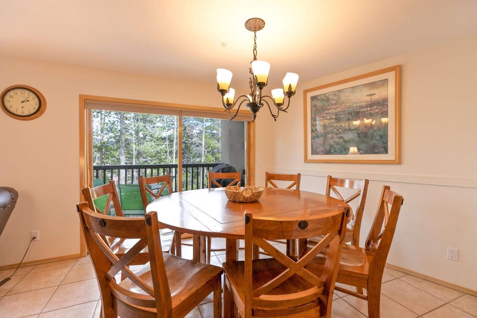 Chimney Ridge Sunflower Townhome: Walk to Lift, Private Hot Tub Apartment in Breckenridge