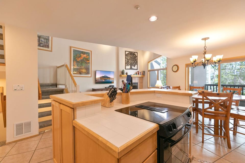 Chimney Ridge Sunflower Townhome: Walk to Lift, Private Hot Tub Apartment in Breckenridge