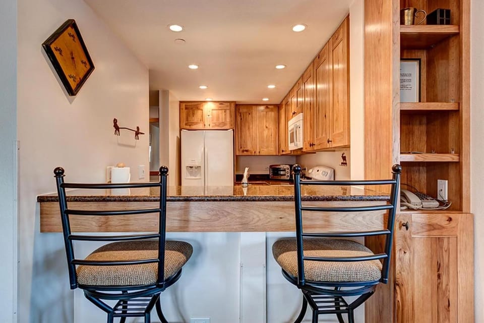 Village Penthouse At Wetterhorn Condo: Ski-In/Out Apartment in Breckenridge