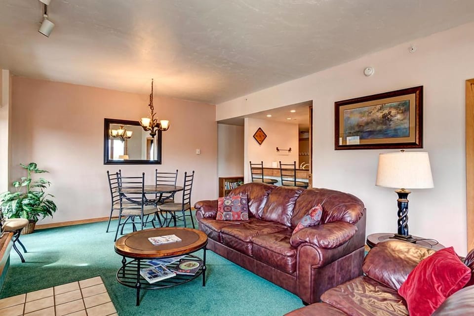 Village Penthouse At Wetterhorn Condo: Ski-In/Out Apartment in Breckenridge
