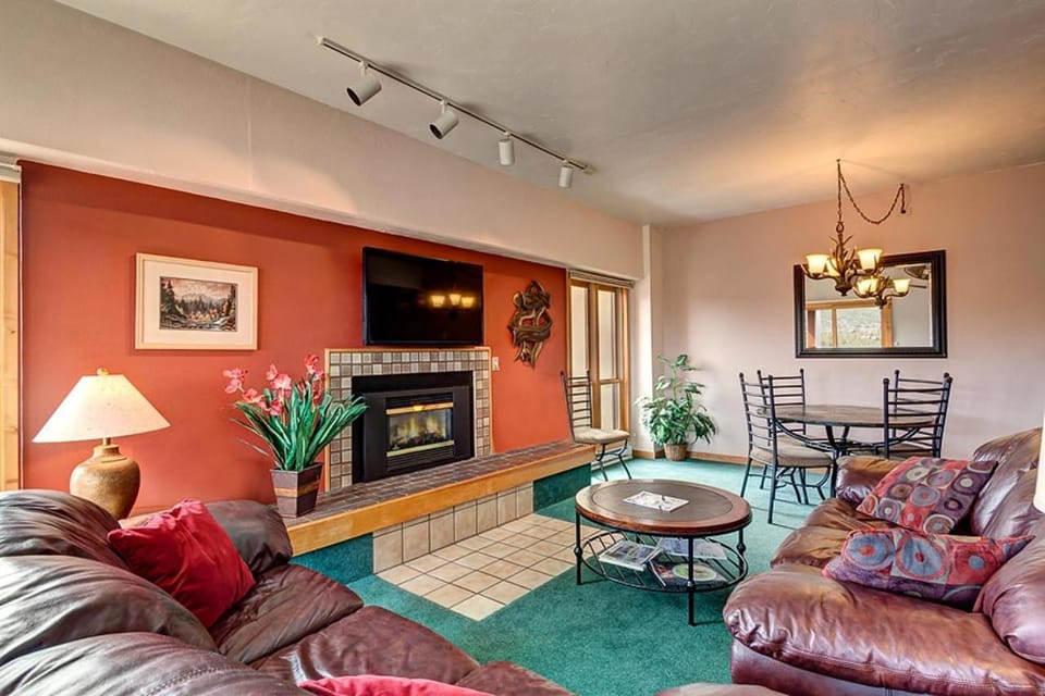 Village Penthouse At Wetterhorn Condo: Ski-In/Out Apartment in Breckenridge