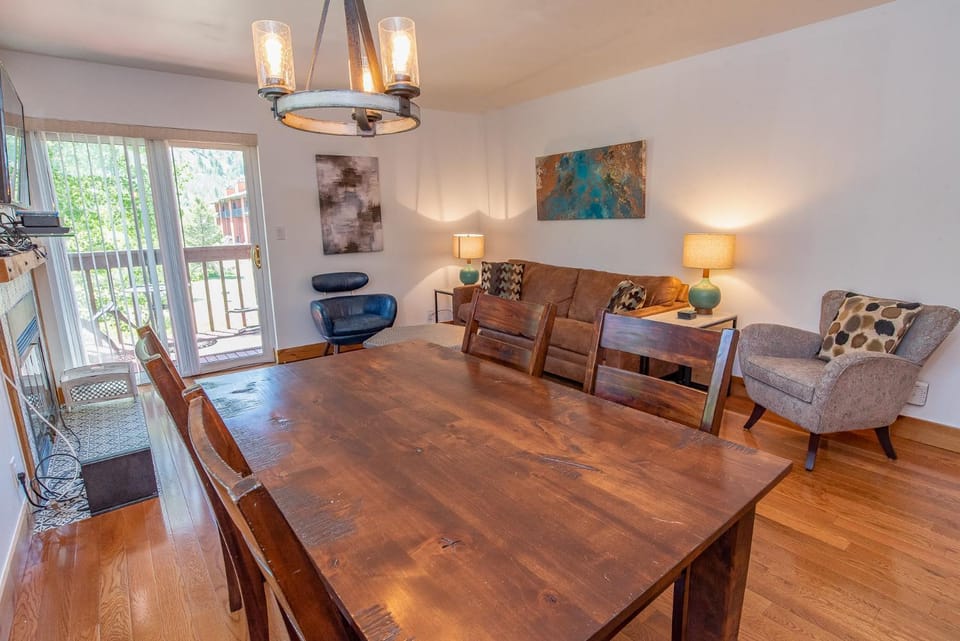 Mountainside Peakview Condo: Cool Location, Updates Apartment in Frisco