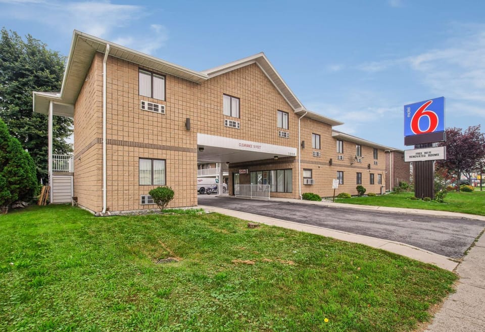 Property building, Facade/entrance, Day, Property logo or sign, On site, Time of day