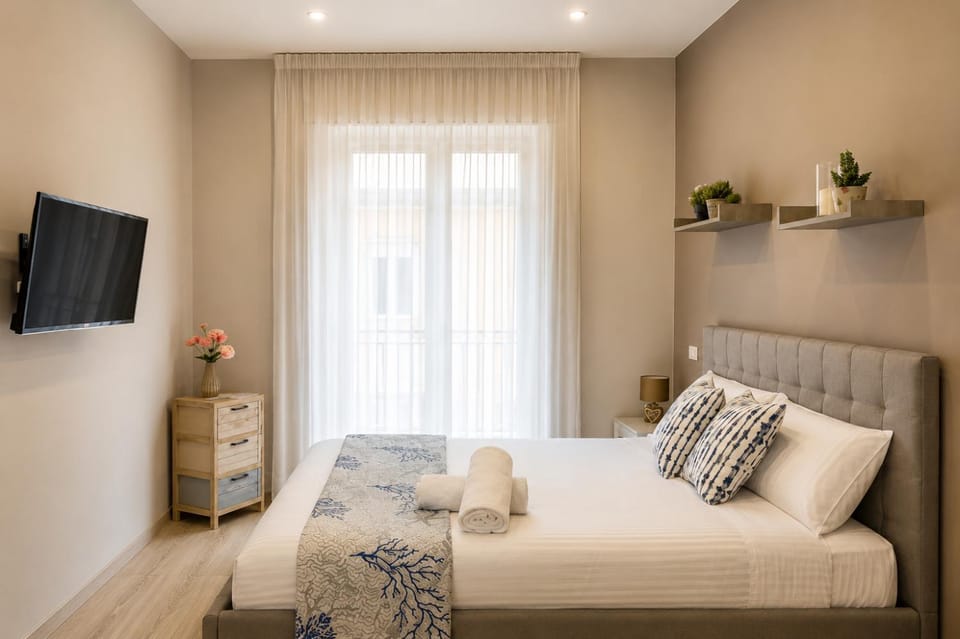 Bed, TV and multimedia, Photo of the whole room, Bedroom, towels