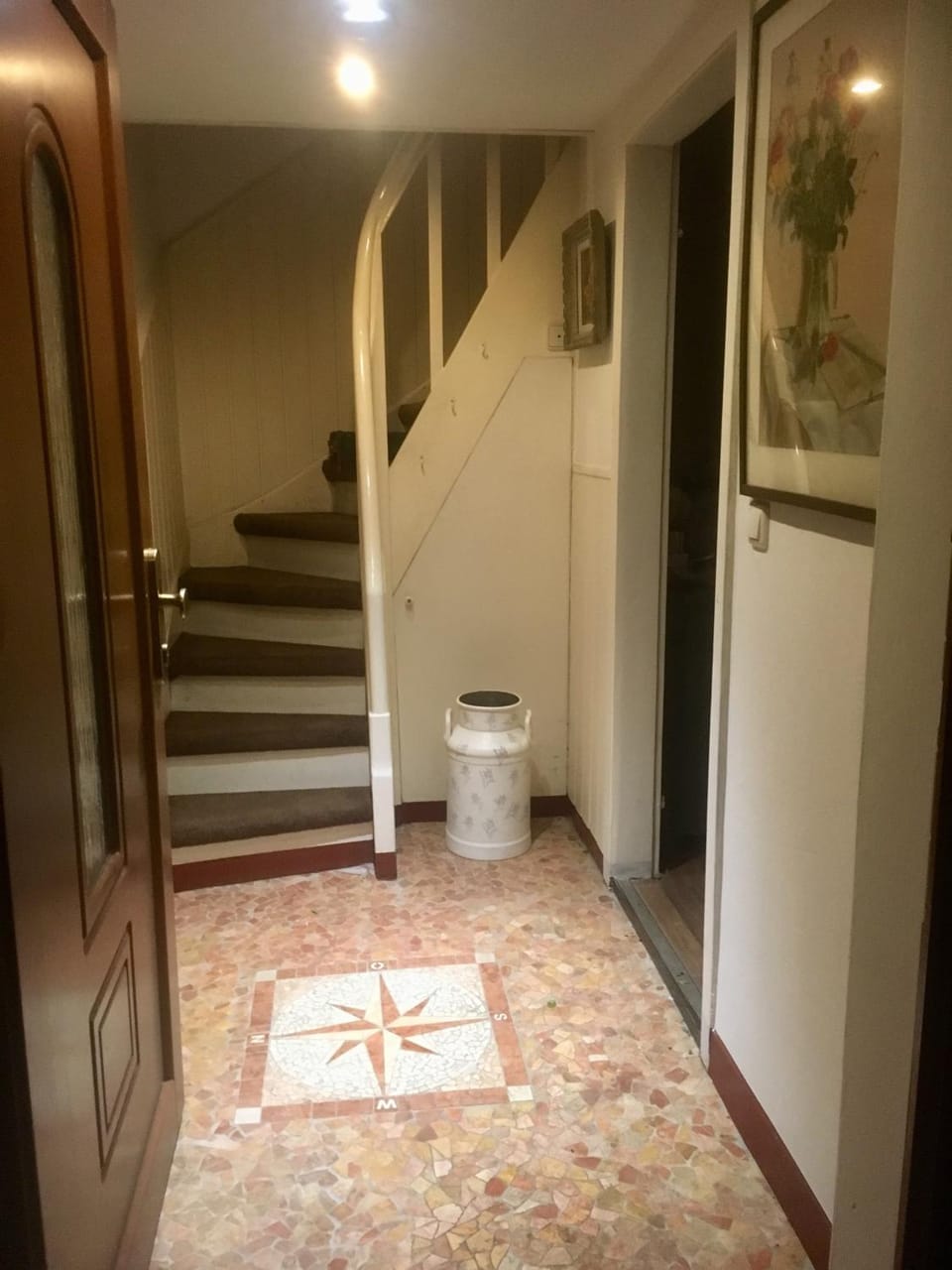 Photo of the whole room, Decorative detail, Decorative detail