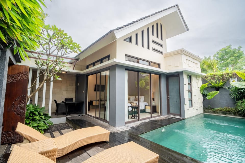 Property building, Garden, Pool view, Swimming pool, sunbed