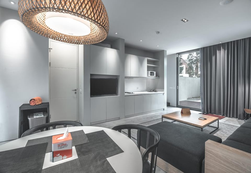 Bed, TV and multimedia, Kitchen or kitchenette, Living room, Photo of the whole room, Seating area, Bedroom, minibar