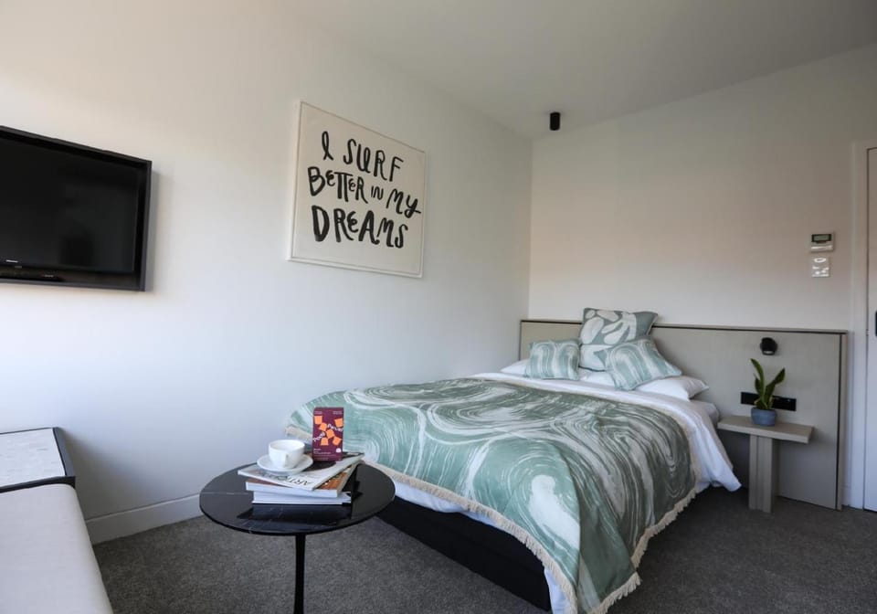 Bed, TV and multimedia, Bedroom
