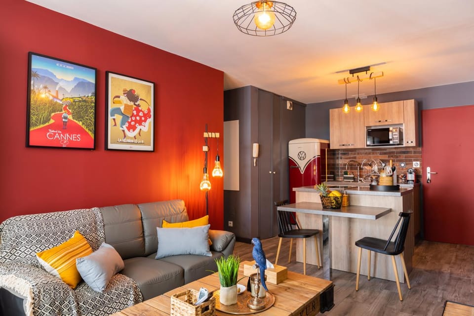 TV and multimedia, Kitchen or kitchenette, Living room, Photo of the whole room, Decorative detail, Decorative detail, Dining area, On site