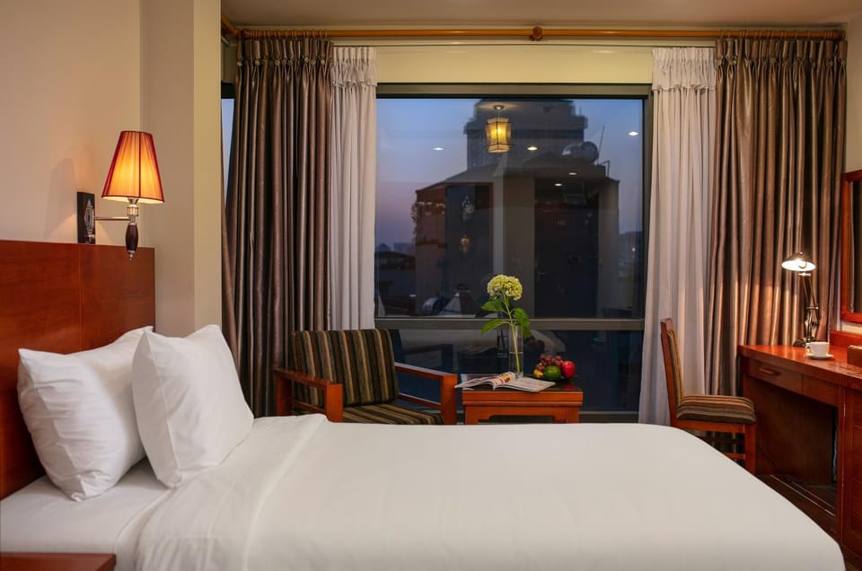 Bed, Bedroom, City view, Street view