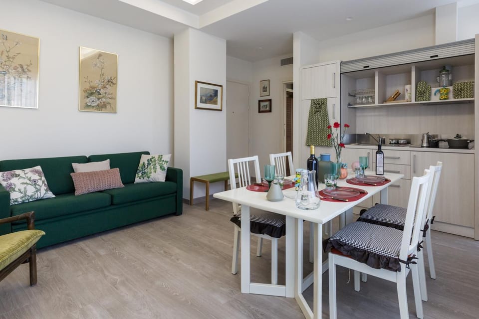 Living room, Photo of the whole room, Seating area, Dining area, Drinks