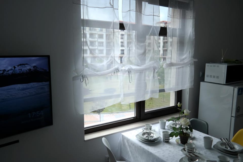 Communal lounge/ TV room, Garden view
